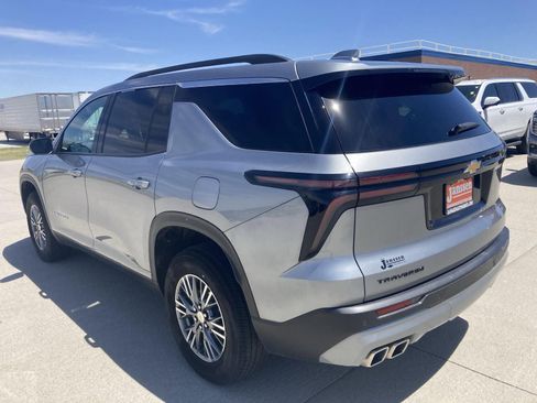 Used 2025 Chevrolet Traverse LT FWD image 4