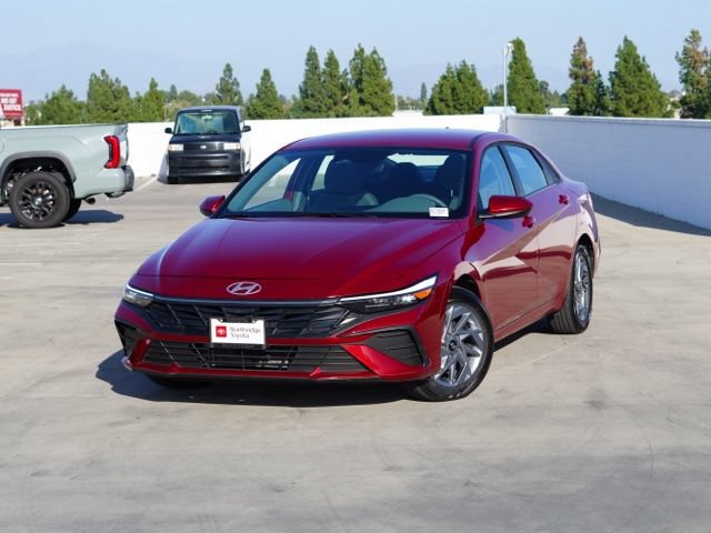 Used 2025 Hyundai Elantra Hybrid FWD image 5