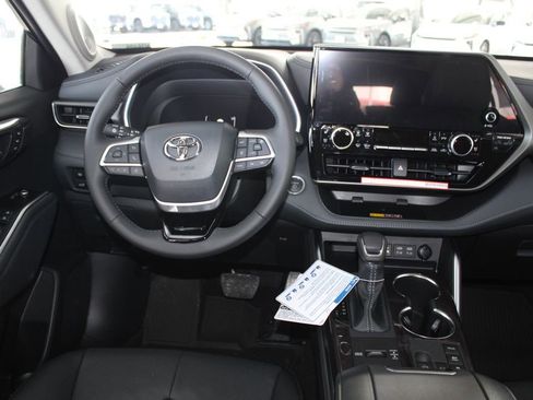 New 2026 Toyota Highlander Limited image 2