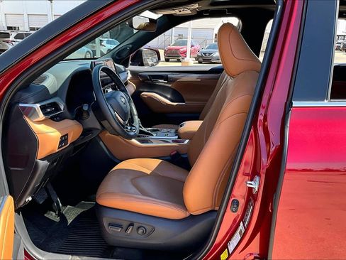 Used 2023 Toyota Highlander Platinum image 8