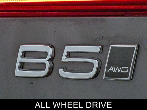 Used 2025 Volvo XC60 B5 Core image 11