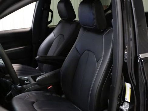 Used 2025 Chrysler Pacifica Select image 9