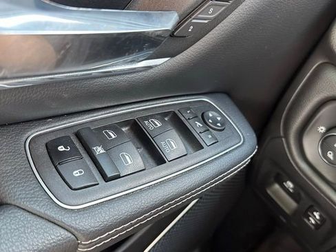 Used 2023 RAM 1500 Laramie AWD/4WD image 3