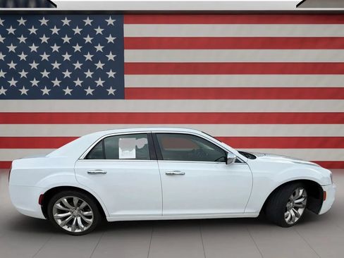 Used 2019 Chrysler 300 Limited RWD image 8