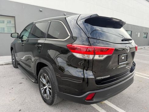 Used 2018 Toyota Highlander LE FWD image 6
