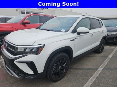 Used 2023 Volkswagen Taos SE w/ Black Wheel Package