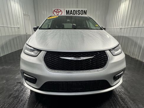Used 2024 Chrysler Pacifica Touring-L image 6
