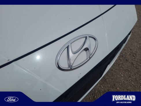 Used 2022 Hyundai Elantra SE FWD image 23