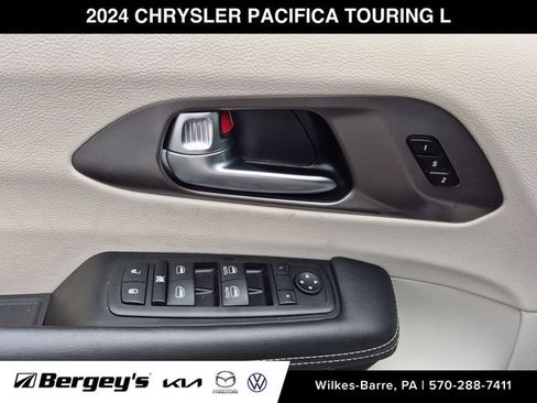 Used 2024 Chrysler Pacifica Touring-L FWD image 15