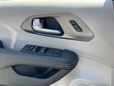 Used 2024 Chrysler Pacifica Touring-L image 10