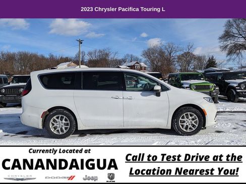 Used 2023 Chrysler Pacifica Touring-L image 1