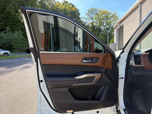 Certified 2022 Nissan Pathfinder Platinum w/ Cargo Package AWD/4WD image 8