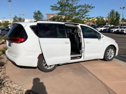 Used 2022 Chrysler Pacifica Touring-L FWD image 11