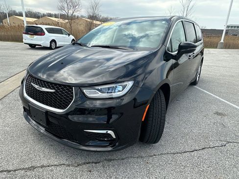 Used 2024 Chrysler Pacifica Touring-L image 7