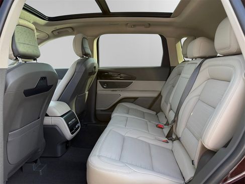 Used 2025 Lincoln Nautilus Reserve image 13