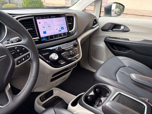 Used 2023 Chrysler Pacifica Touring-L FWD image 35