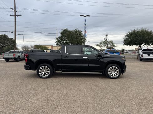 Used 2022 Chevrolet Silverado 1500 High Country w/ Technology Package image 4