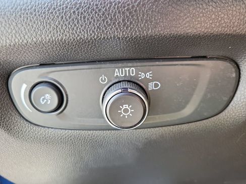Used 2023 Chevrolet Traverse LT FWD image 23