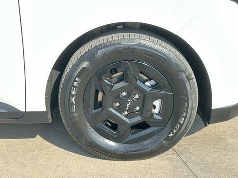 Used 2025 Kia Carnival image 10