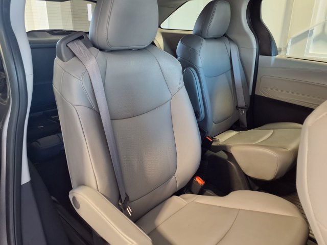 Used 2022 Toyota Sienna XLE AWD/4WD image 6