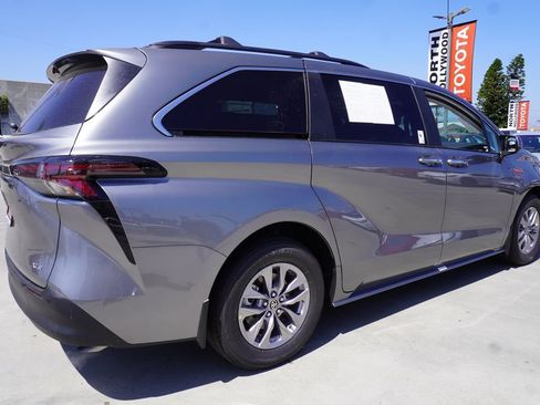 Certified 2026 Toyota Sienna XLE FWD image 7
