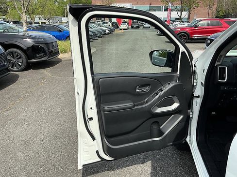 Certified 2025 Nissan Frontier SV w/ SV Convenience Package RWD image 11
