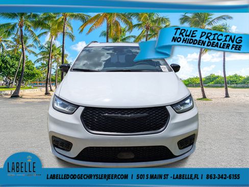 Used 2025 Chrysler Pacifica Limited FWD image 8