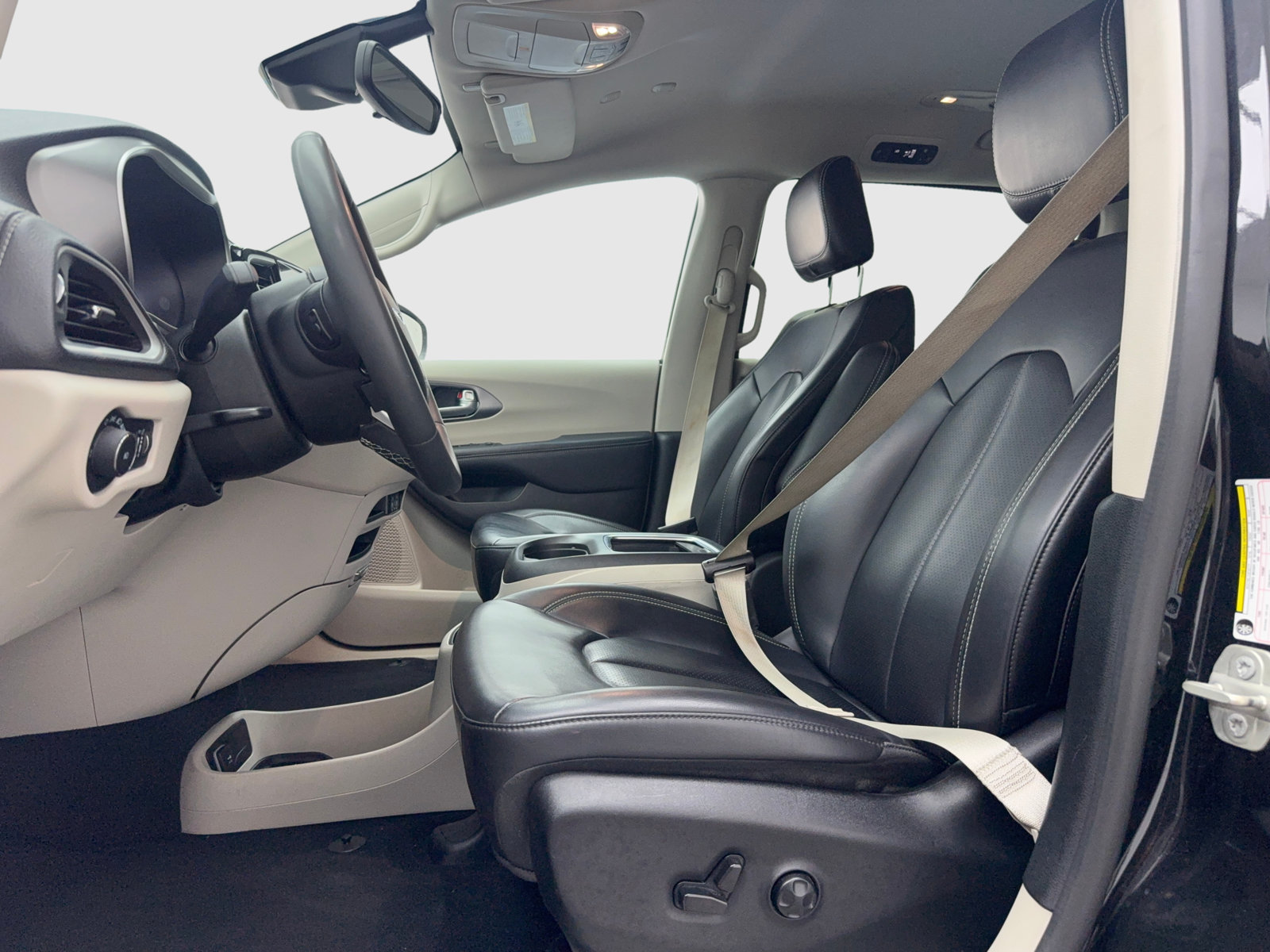 Used 2023 Chrysler Pacifica Touring-L FWD image 17