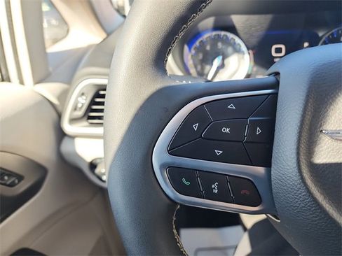 Used 2024 Chrysler Pacifica Touring-L image 13
