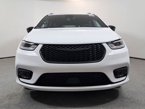 New 2026 Chrysler Pacifica Limited image 2