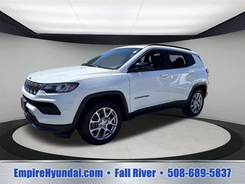 Used 2023 Jeep Compass Latitude w/ Sun and Sound Group AWD/4WD image 1