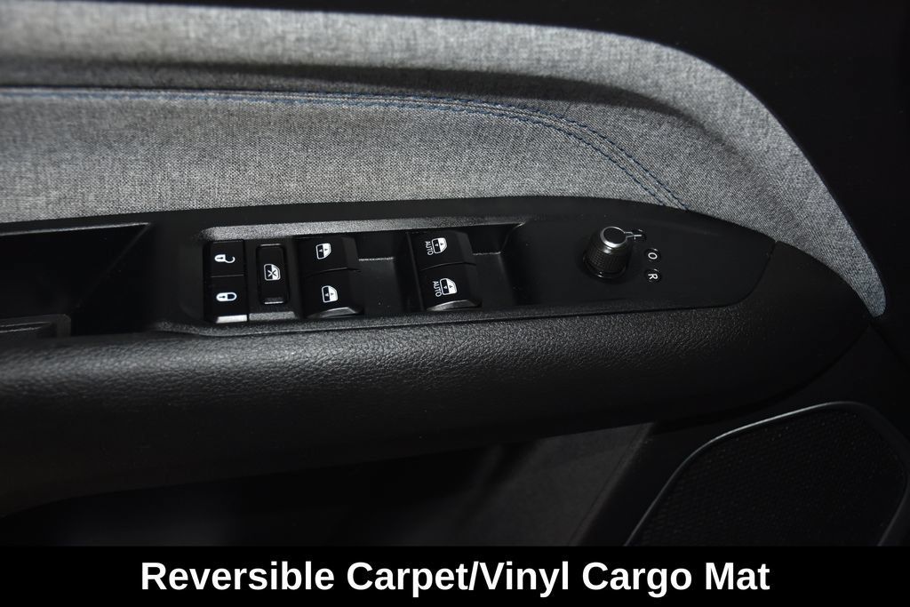 Used 2025 Jeep Compass Latitude w/ Sun & Sound Group AWD/4WD image 28