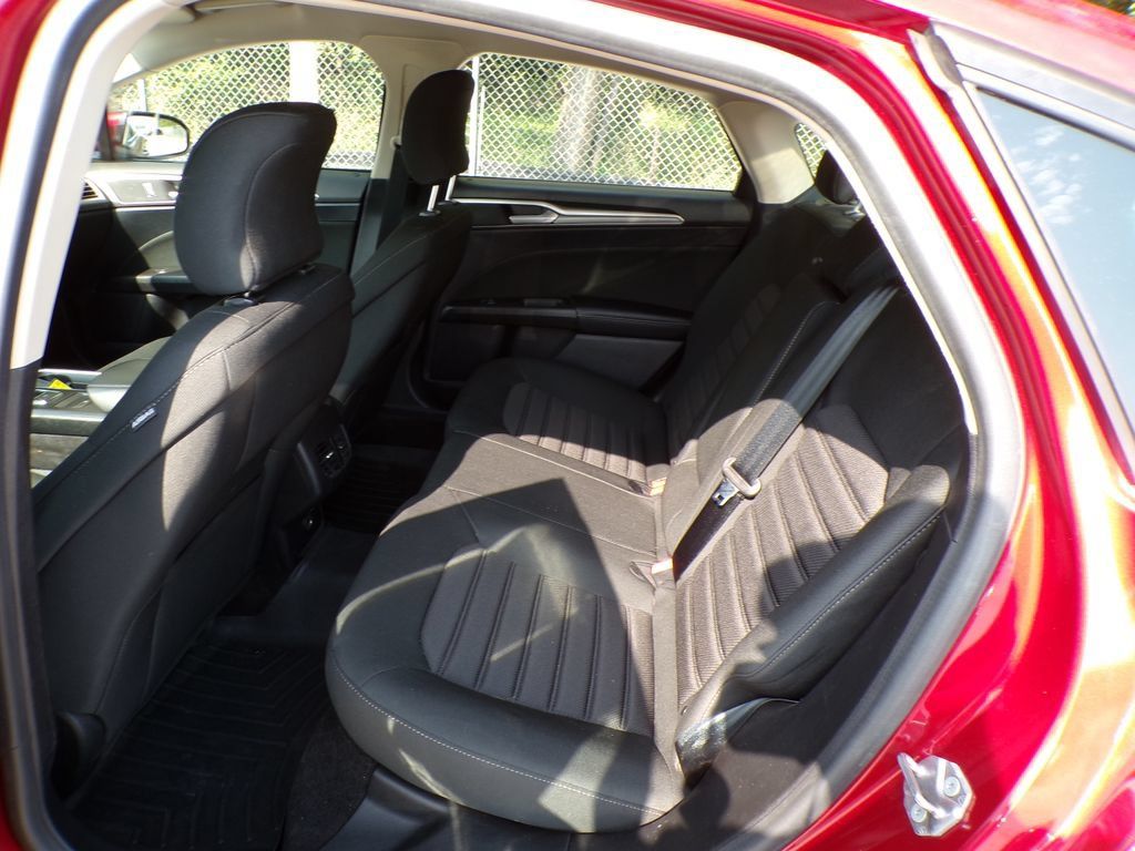 Used 2019 Ford Fusion SE FWD image 18