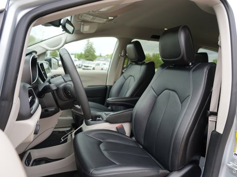 Used 2024 Chrysler Pacifica Touring-L FWD image 14