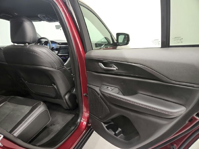 Used 2025 Jeep Grand Cherokee Altitude AWD/4WD image 23