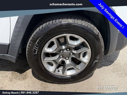 Used 2019 Jeep Cherokee Trailhawk AWD/4WD image 20