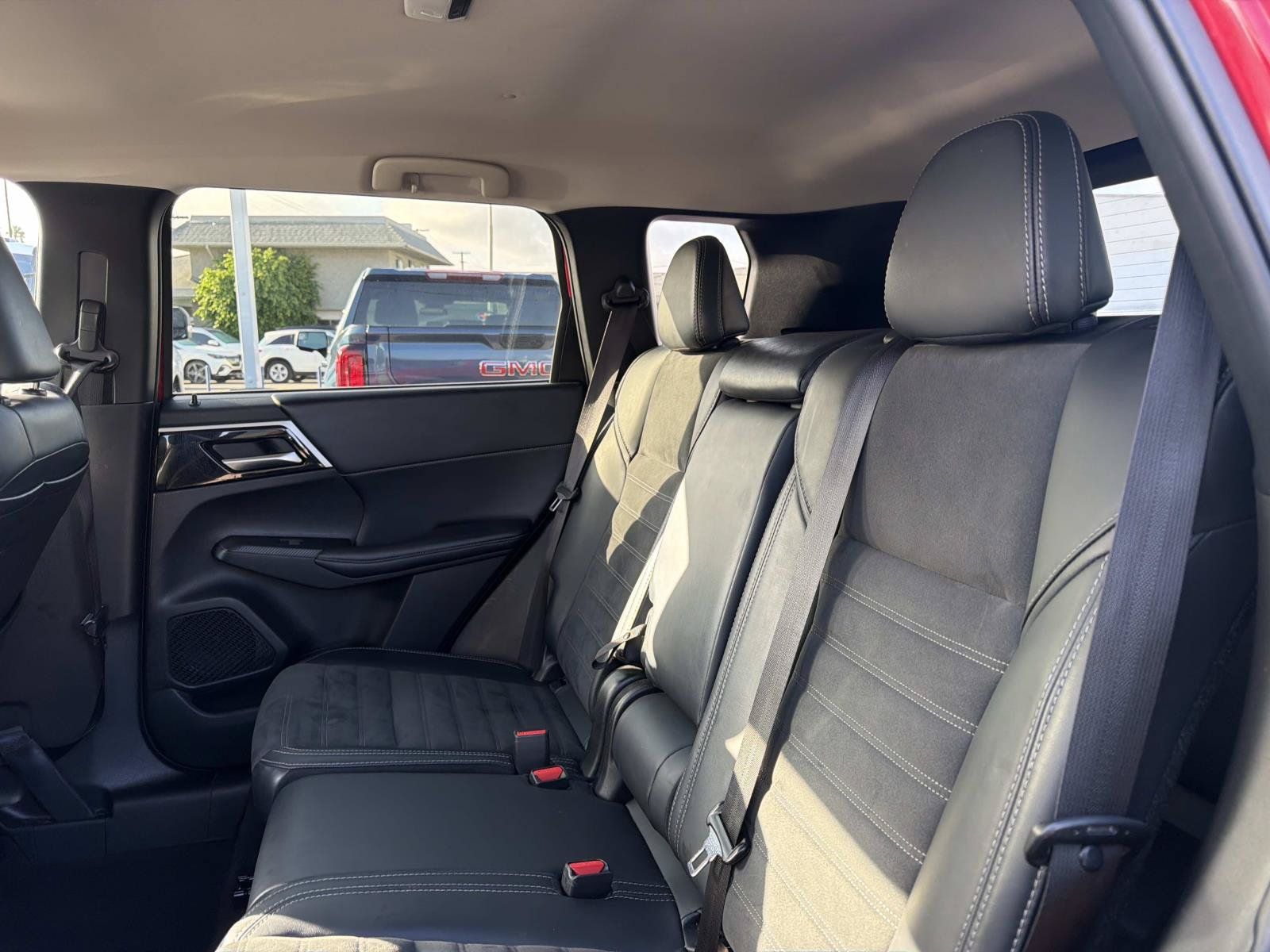 Used 2024 Mitsubishi Outlander AWD image 12