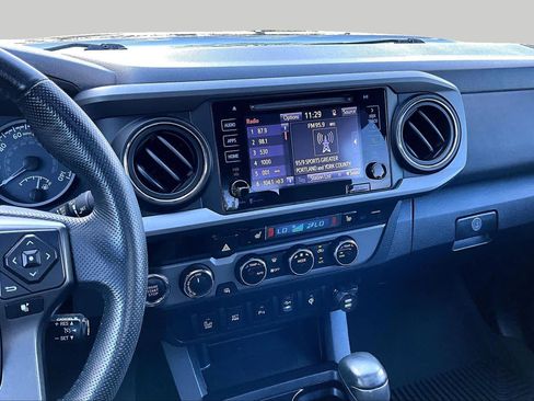 Used 2016 Toyota Tacoma TRD Off-Road w/ Premium & Technology Package AWD/4WD image 7