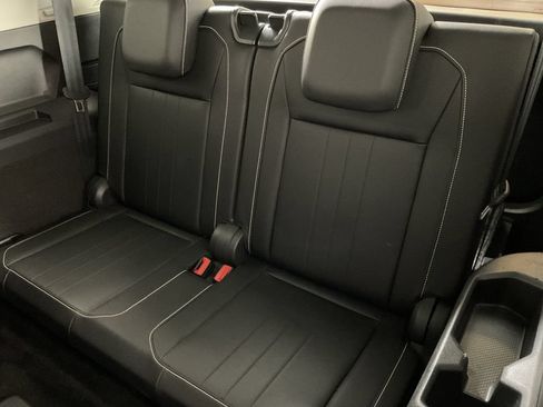 Used 2023 Volkswagen Tiguan SE w/ Panoramic Sunroof Package FWD image 21