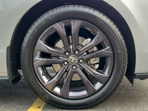 Used 2025 Toyota Sienna XSE w/ XSE Premium Package FWD image 5