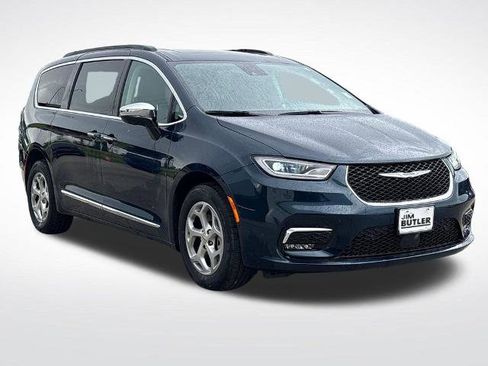 Used 2023 Chrysler Pacifica Limited w/ Uconnect Theater Family Group AWD/4WD image 9