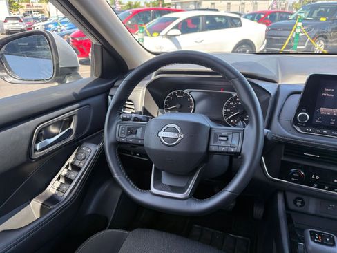 Used 2025 Nissan Rogue SV FWD image 36