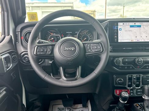 Used 2026 Jeep Wrangler Unlimited Rubicon AWD/4WD image 25