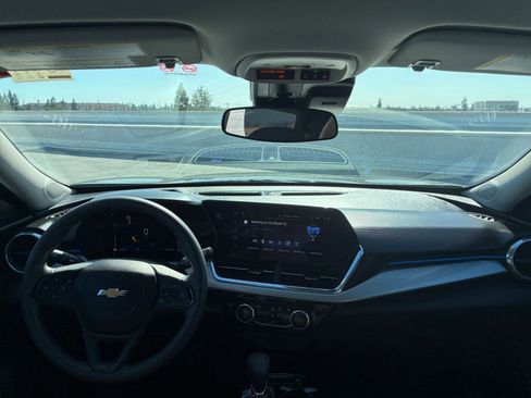 Used 2025 Chevrolet Trax LT image 32