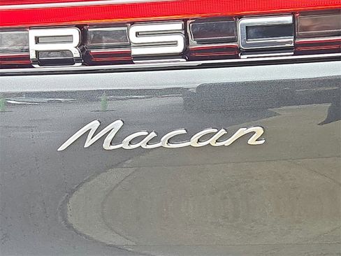 Used 2025 Porsche Macan image 28