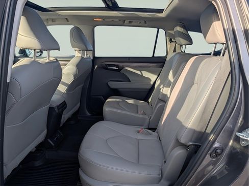 Used 2023 Toyota Highlander Platinum image 19