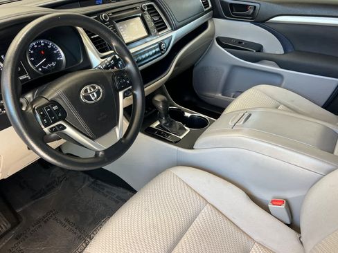 Used 2017 Toyota Highlander LE w/ Carpet Mat Package AWD/4WD image 11