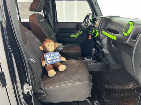 Used 2015 Jeep Wrangler Unlimited Rubicon w/ Connectivity Group image 22