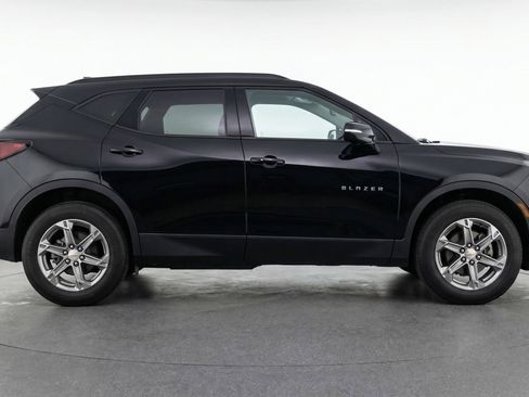 Used 2025 Chevrolet Blazer LT image 11
