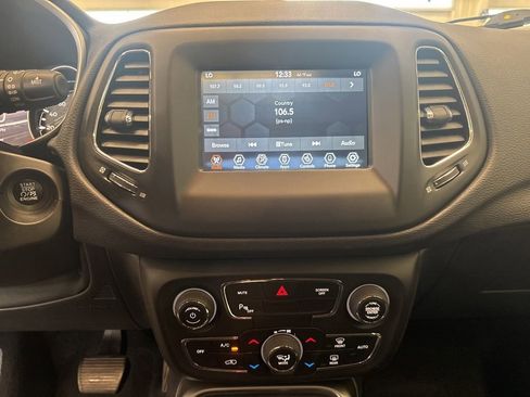 Used 2017 Jeep Compass Latitude w/ Popular Equipment Group AWD/4WD image 18